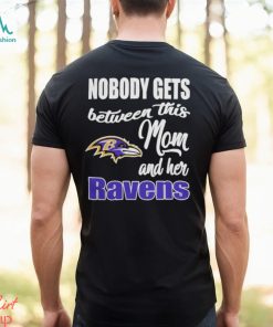 Nobody Gets Between Mom And Her Baltimore Ravens 2024 Shirt