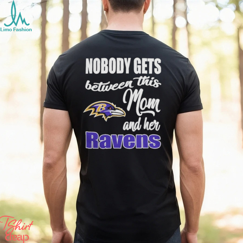 Nobody Gets Between Mom And Her Baltimore Ravens 2024 Shirt Nobody Gets Between Mom And Her Baltimore Ravens 2024 Shirt