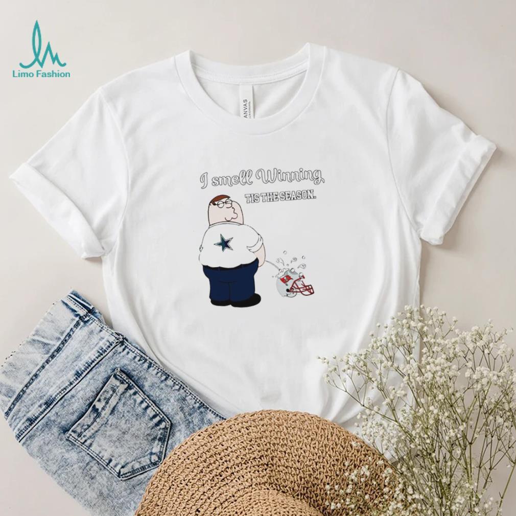Peter Griffin Dallas Cowboys I smell winning tis the season peeing on Tampa Bay Buccaneers helmet shirt Peter Griffin Dallas Cowboys I smell winning tis the season peeing on Tampa Bay Buccaneers helmet shirt