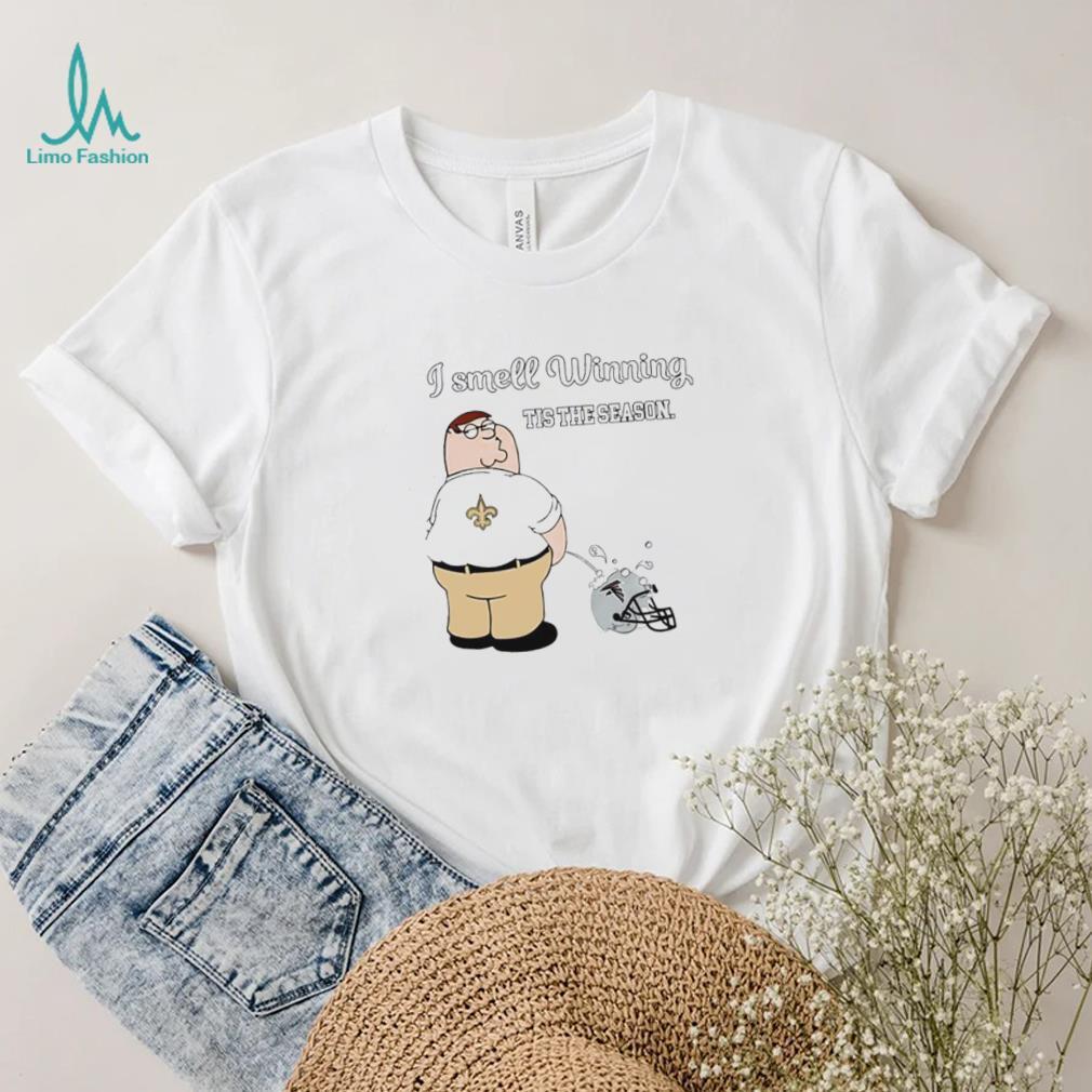 Peter Griffin New Orleans Saints peeing on Atlanta Falcons helmet I smell winning tis the season shirt Peter Griffin New Orleans Saints peeing on Atlanta Falcons helmet I smell winning tis the season shirt