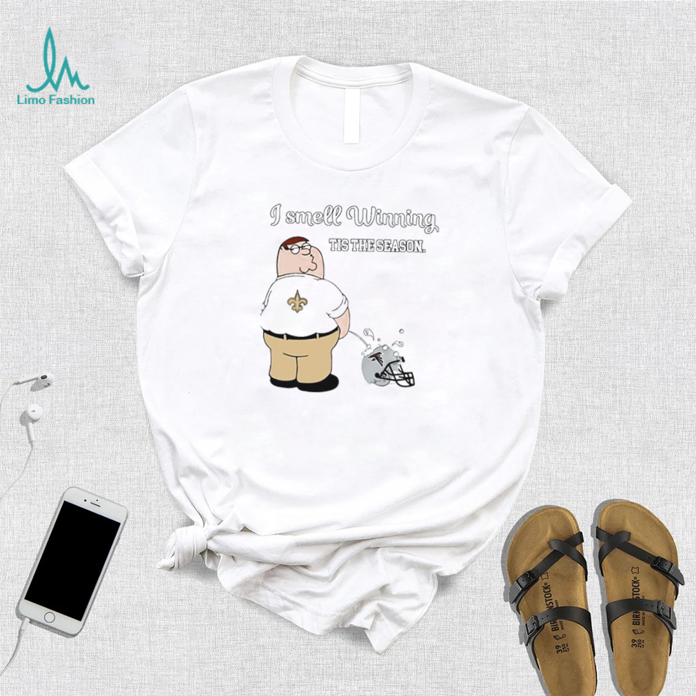 Peter Griffin New Orleans Saints peeing on Atlanta Falcons helmet I smell winning tis the season shirt Peter Griffin New Orleans Saints peeing on Atlanta Falcons helmet I smell winning tis the season shirt