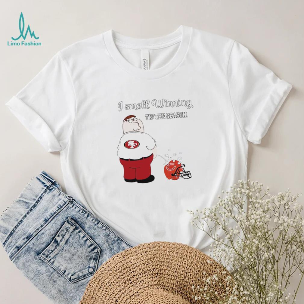 Peter Griffin San Francisco 49ers peeing on Chicago Bears helmet I smell winning tis the season shirt Peter Griffin San Francisco 49ers peeing on Chicago Bears helmet I smell winning tis the season shirt