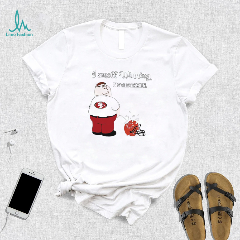 Peter Griffin San Francisco 49ers peeing on Chicago Bears helmet I smell winning tis the season shirt Peter Griffin San Francisco 49ers peeing on Chicago Bears helmet I smell winning tis the season shirt