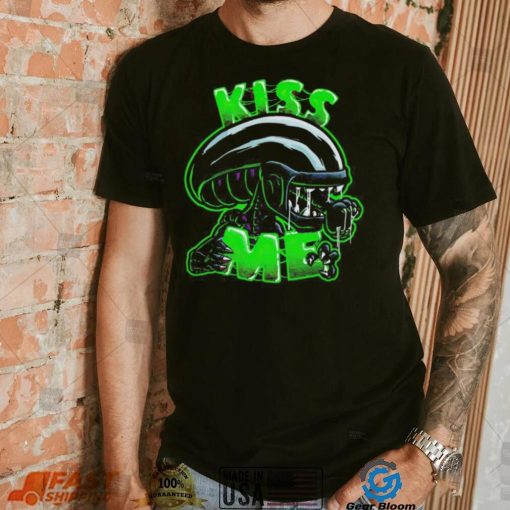 Xenomorph wants a kiss shirt