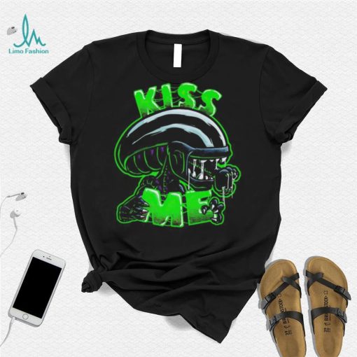 Xenomorph wants a kiss shirt