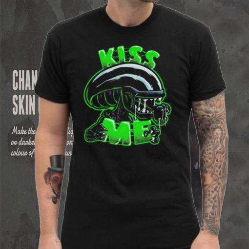 Xenomorph wants a kiss shirt