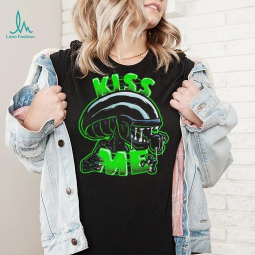 Xenomorph wants a kiss shirt
