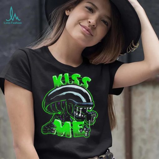 Xenomorph wants a kiss shirt