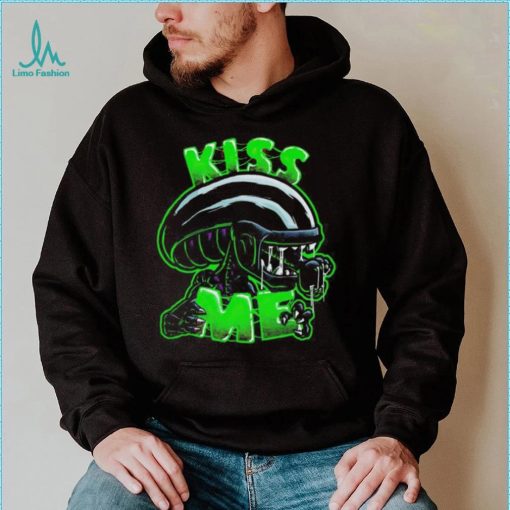 Xenomorph wants a kiss shirt