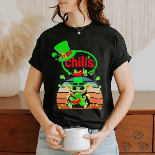 Baby Yoda Hug Chili’s Logo St Patrick’s Day Vintage Shirt