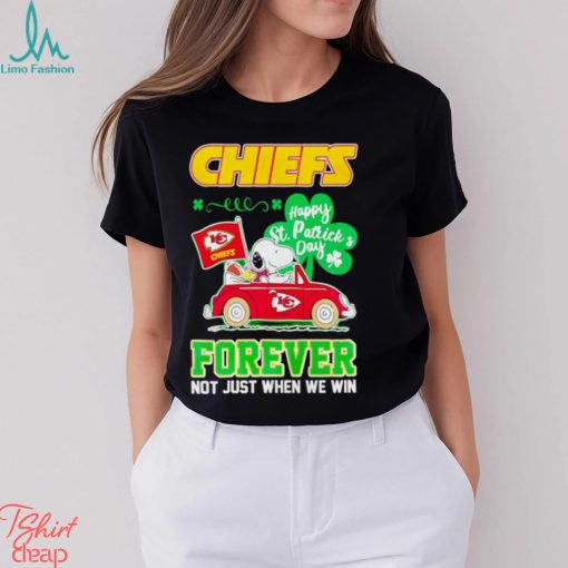 Snoopy and Woodstock driving car Chiefs Happy St Patrick’s Day forever shirt