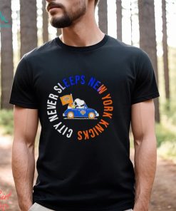Snoopy and Woodstock driving car city never sleeps New York Knicks shirt