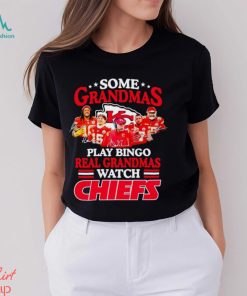 Some grandmas play bingo real grandmas watch Chiefs signatures shirt