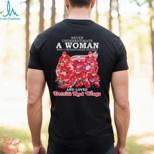 Never Underestimate A Woman Who Understands Hockey And Loves Detroit Red Wings 2024 Signatures Mug Custom Name Shirt