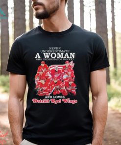 Never Underestimate A Woman Who Understands Hockey And Loves Detroit Red Wings 2024 Signatures Mug Custom Name Shirt