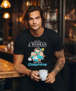 Miami Dolphins Snoopy Never Underestimate A Women Who Understands Football T Shirt