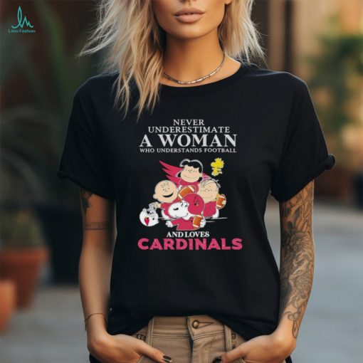 Official arizona Cardinals Snoopy Never Underestimate A Women Who Understands Football T Shirt