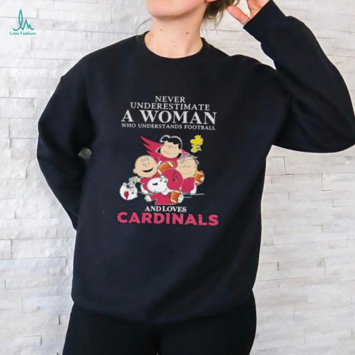 Official arizona Cardinals Snoopy Never Underestimate A Women Who Understands Football T Shirt