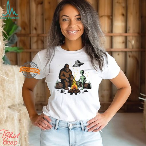 Bigfoot And Alien Campfire For Outdoor Lovers T Shirt