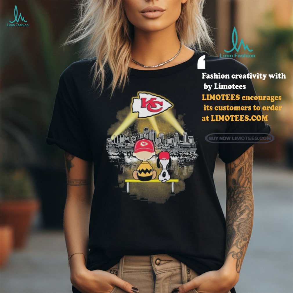 Kansas City Chiefs X Peanuts Snoopy And Charlie Brown Watching Skyline Shirt Kansas City Chiefs X Peanuts Snoopy And Charlie Brown Watching Skyline Shirt