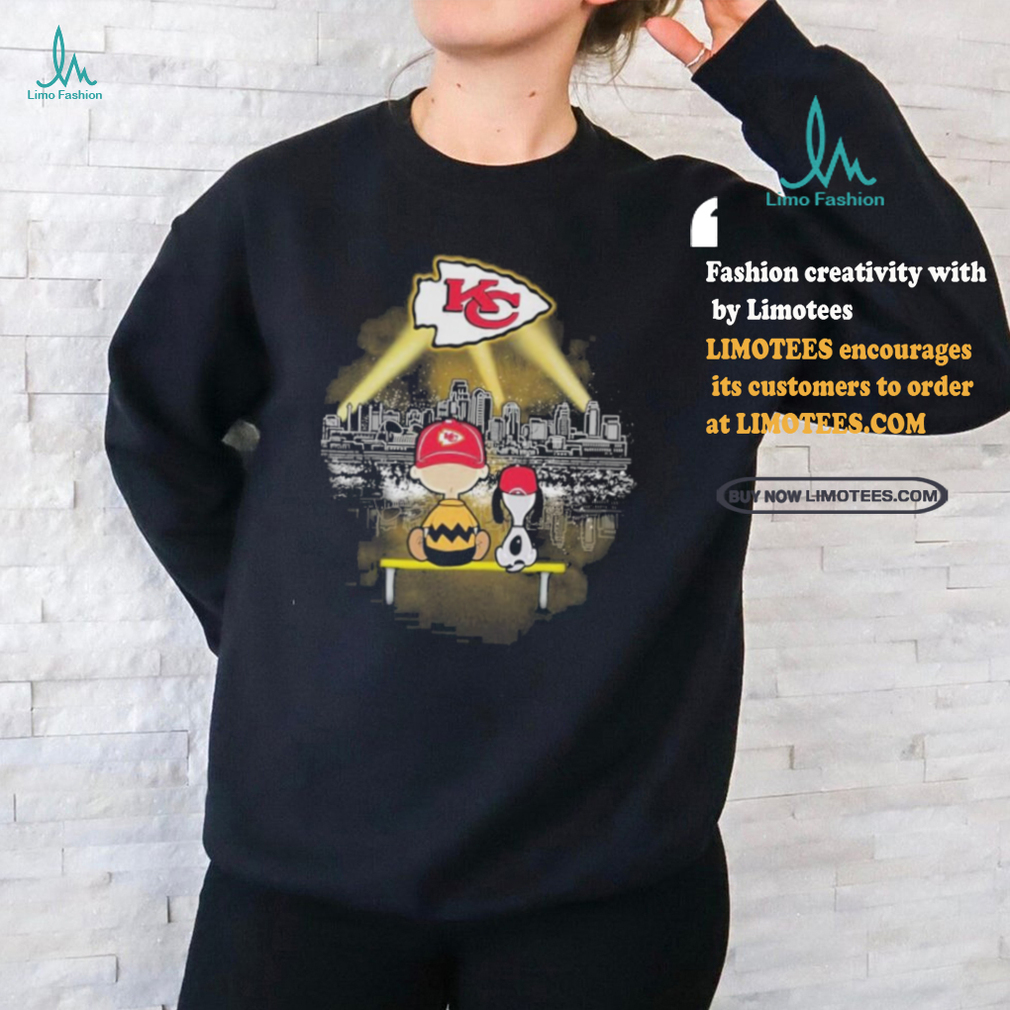 Kansas City Chiefs X Peanuts Snoopy And Charlie Brown Watching Skyline Shirt Kansas City Chiefs X Peanuts Snoopy And Charlie Brown Watching Skyline Shirt