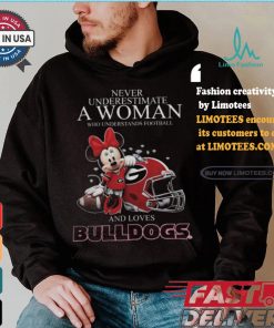 Never Underestimate A Woman Who Understands Football And Loves Georgia Bulldogs x Minnie Mouse T Shirt