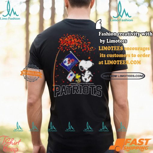 New England Patriots Snoopy Fan Enjoying The Fall Season T Shirt