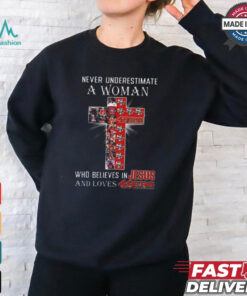 Best Never underestimate a woman who believes in jesus and loves san francisco 49ers shirt