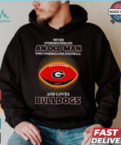 Never underestimate an old man who loves Bulldogs shirt