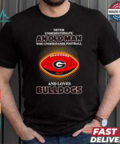 Never underestimate an old man who loves Bulldogs shirt