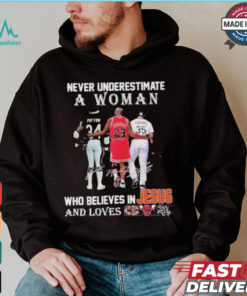 Official Chicago Bulls Chicago Bears Never Underestimate A Woman Believes In Jesus T Shirt