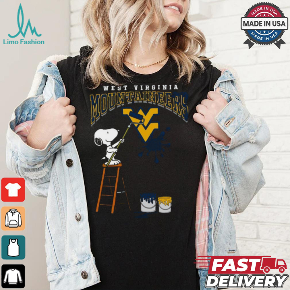 West Virginia Mountaineers Snoopy Painting Shirt West Virginia Mountaineers Snoopy Painting Shirt