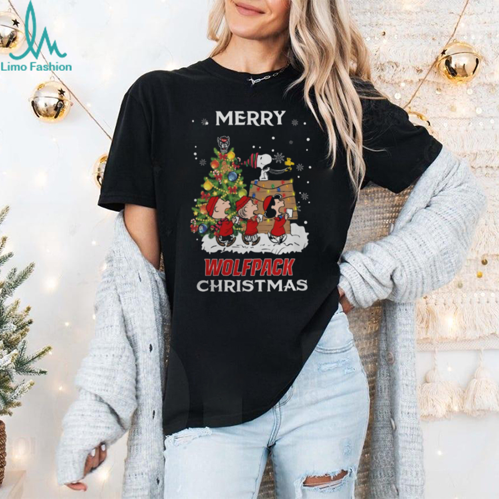 2024 NC State Wolfpack Snoopy And Friends Merry Christmas Shirt 2024 NC State Wolfpack Snoopy And Friends Merry Christmas Shirt