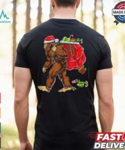 Bigfoot Santa Carrying Christmas Bag Xmas Hat Sasquatch Men T Shirt Recovered
