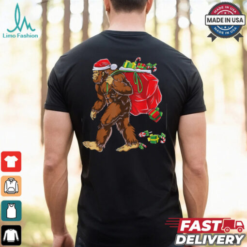 Bigfoot Santa Carrying Christmas Bag Xmas Hat Sasquatch Men T Shirt Recovered