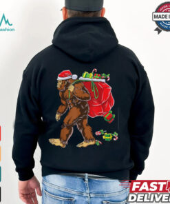 Bigfoot Santa Carrying Christmas Bag Xmas Hat Sasquatch Men T Shirt Recovered