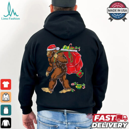 Bigfoot Santa Carrying Christmas Bag Xmas Hat Sasquatch Men T Shirt Recovered