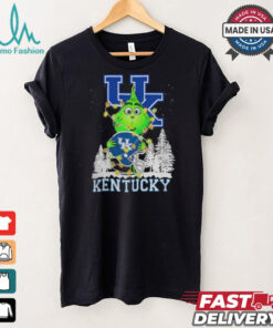 The Grinch Hug Kentucky Wildcats Helmet Christmas Shirt