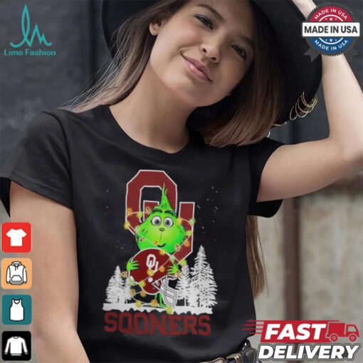 The Grinch Hug Oklahoma Sooners Helmet Christmas Shirt