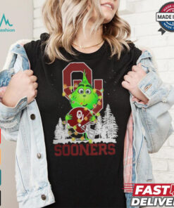The Grinch Hug Oklahoma Sooners Helmet Christmas Shirt