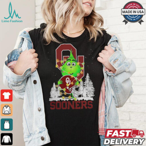 The Grinch Hug Oklahoma Sooners Helmet Christmas Shirt