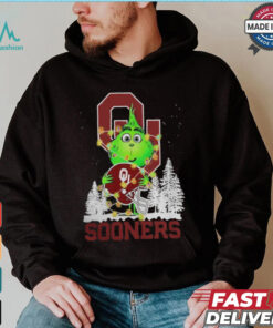 The Grinch Hug Oklahoma Sooners Helmet Christmas Shirt