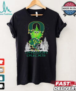 The Grinch Hug Oregon Ducks Helmet Christmas Shirt
