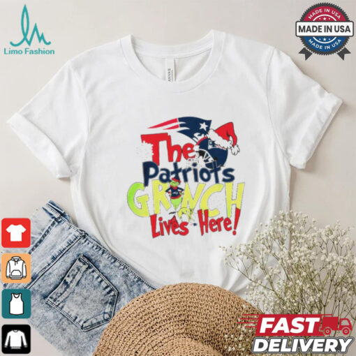 The New England Patriots Grinch Lives Here Christmas T Shirt