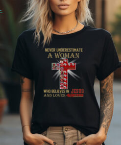 San Francisco 49ers Don’t Never Underestimate A Woman Who Believes In Jesus Shirt