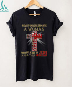 San Francisco 49ers Don’t Never Underestimate A Woman Who Believes In Jesus Shirt